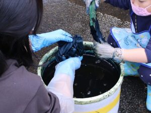 藍染めを楽しむ親子