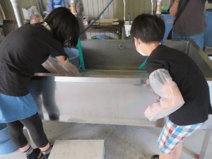 伝統の藍染め技法『すくも藍本建て正藍染め』体験ワークショップ