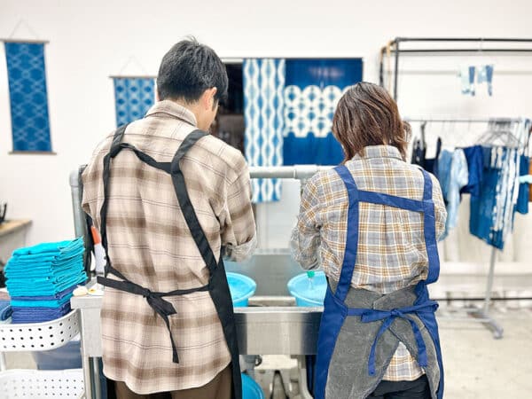 藍と遊ぼう！すくも藍本建て正藍染め体験